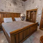 Belenus Cave House *